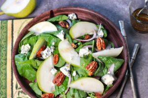 spinach salad with blue cheese and green pear