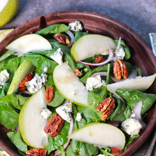 spinach salad with blue cheese and green pear