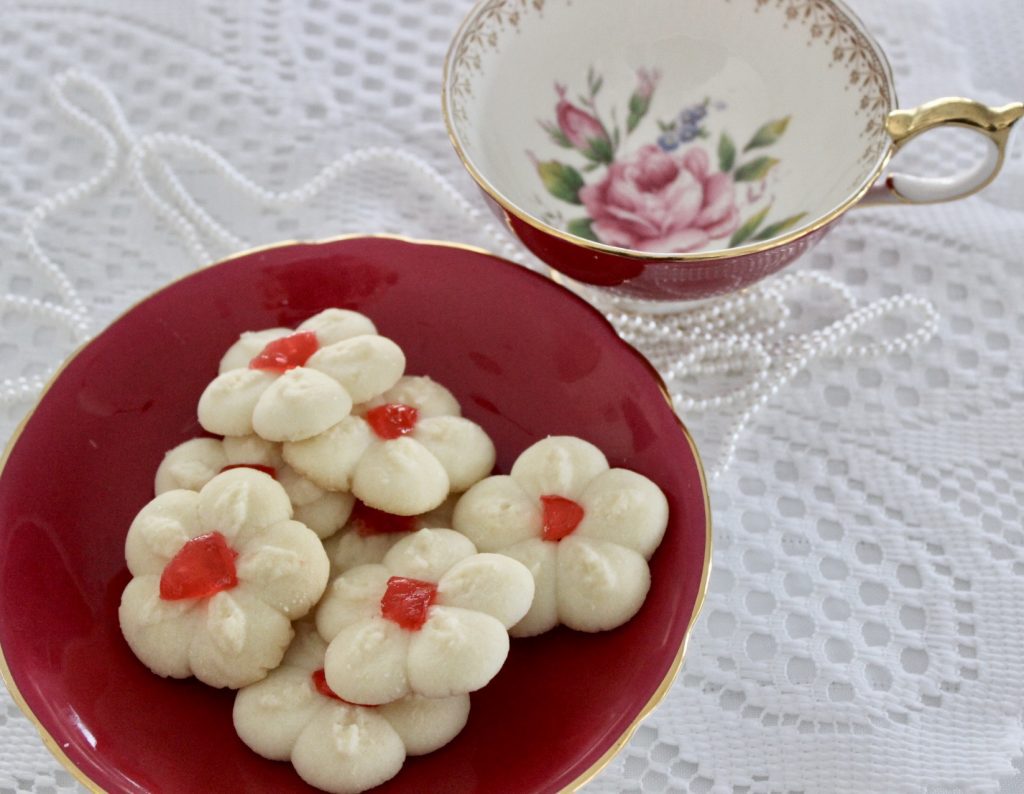 Canada Cornstarch Shortbread Cookies / Shortbread Recipe Using Cornflour / This whipped shortbread cookie with cornstarch has been around forever and at one time you could find it on the back of the cornstarch box.