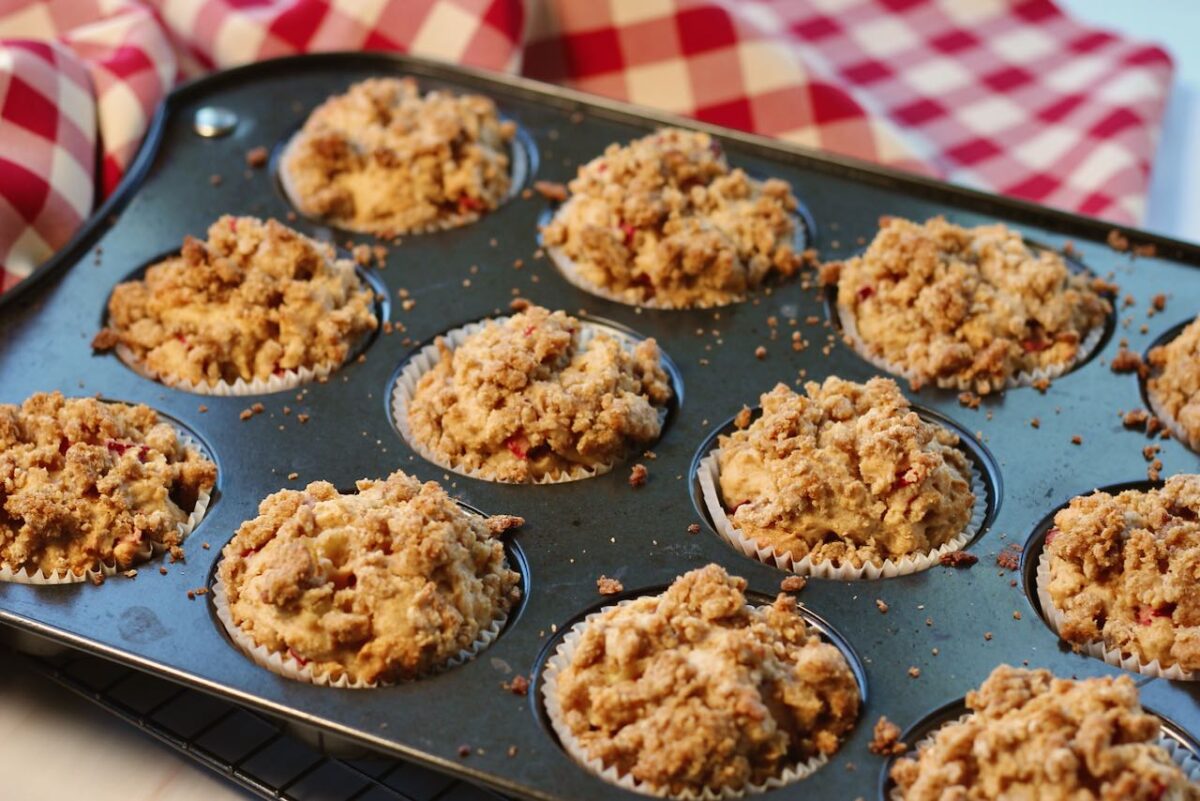 rhubarb cranberry streusel muffins