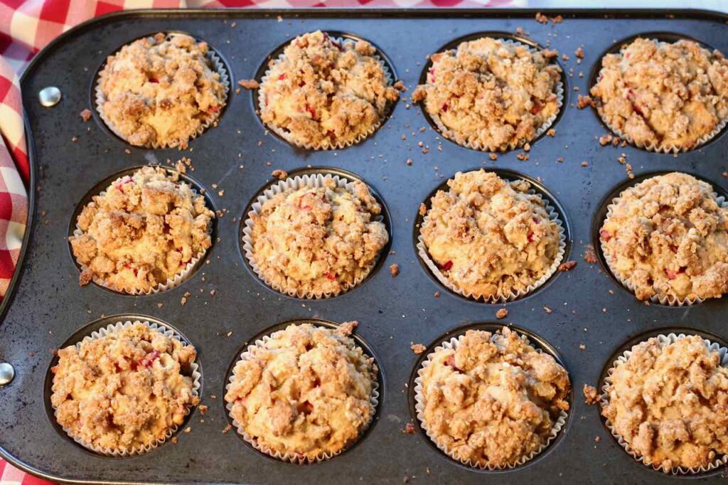 rhubarb cranberry streusel muffins