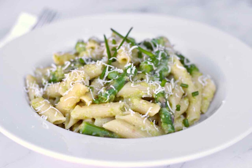 asparagus pasta with pesto