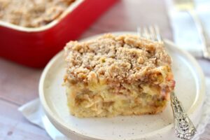 rhubarb crumble cake