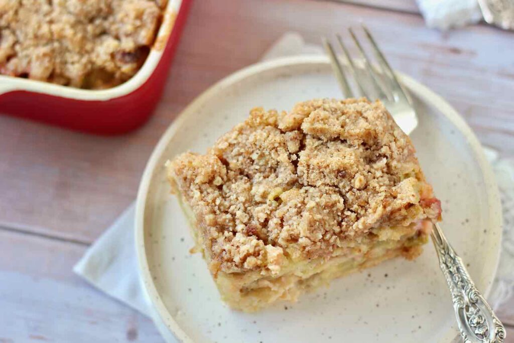 rhubarb crumble cake